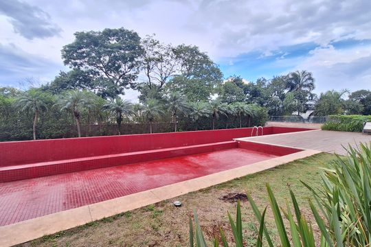 Apartamento mobiliado com 3 quartos, varanda, academia e piscina no condomínio. Ideal para compra. — Área comum - Piscina