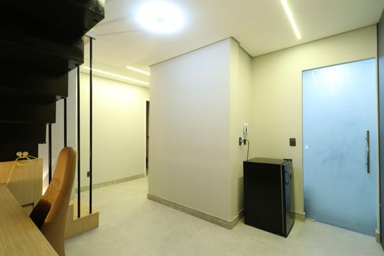 Apartamento mobiliado com 3 quartos, varanda, academia e piscina no condomínio. Ideal para compra. — Escritório
