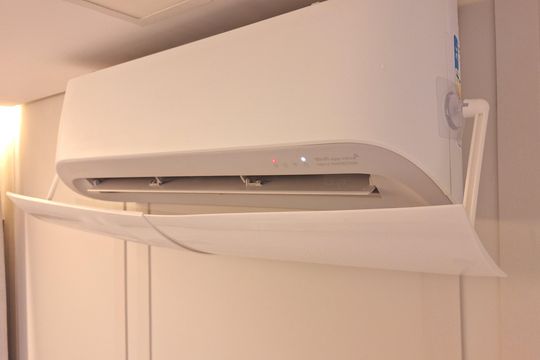Apartamento mobiliado com 3 quartos, varanda, academia e piscina no condomínio. Ideal para compra. — Ar condicionado