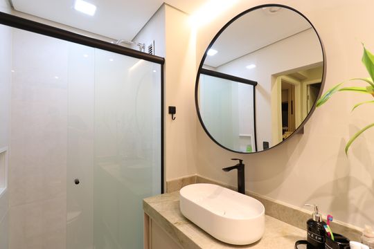 Apartamento mobiliado com 3 quartos, varanda, academia e piscina no condomínio. Ideal para compra. — Banheiro Social