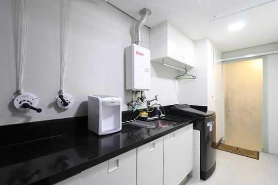 Apartamento mobiliado com 3 quartos, varanda, academia e piscina no condomínio. Ideal para compra. — Área de Serviço