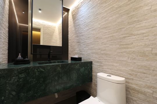 Apartamento mobiliado com 3 quartos, varanda, academia e piscina no condomínio. Ideal para compra. — Lavabo