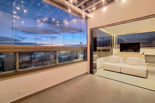 Apartamento mobiliado com 3 quartos, varanda, academia e piscina no condomínio. Ideal para compra. — Varanda