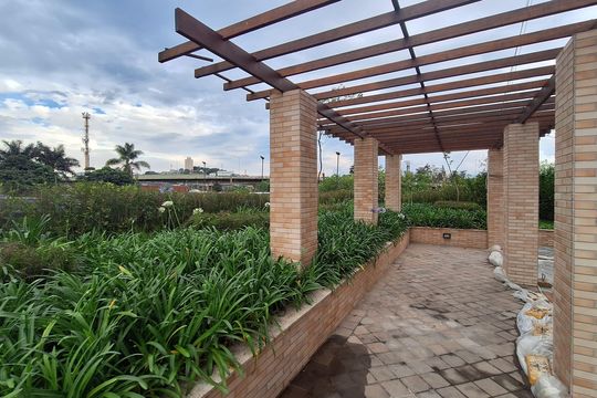 Apartamento mobiliado com 3 quartos, varanda, academia e piscina no condomínio. Ideal para compra. — Área comum