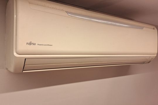 Apartamento mobiliado com 3 quartos, varanda, academia e piscina no condomínio. Ideal para compra. — Ar condicionado