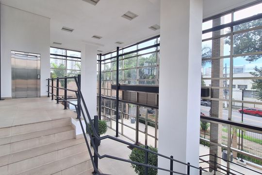 Apartamento mobiliado com 3 quartos, varanda, academia e piscina no condomínio. Ideal para compra. — Área comum