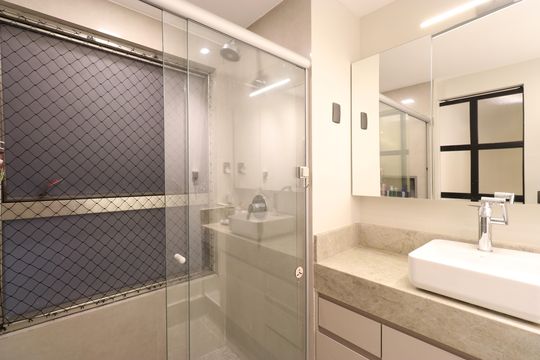 Apartamento mobiliado com 3 quartos, varanda, academia e piscina no condomínio. Ideal para compra. — Banheiro da Suíte