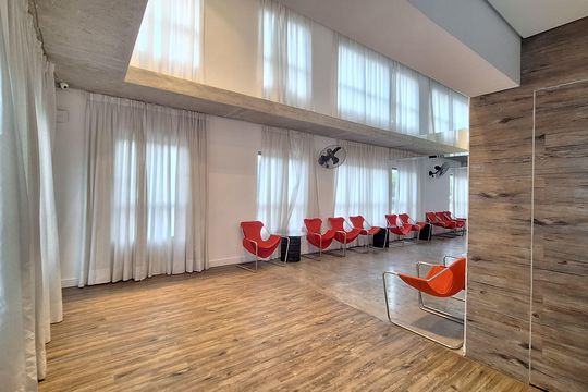 Apartamento mobiliado com 3 quartos, varanda, academia e piscina no condomínio. Ideal para compra. — Área comum