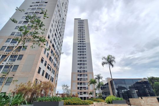 Apartamento mobiliado com 3 quartos, varanda, academia e piscina no condomínio. Ideal para compra. — Área comum