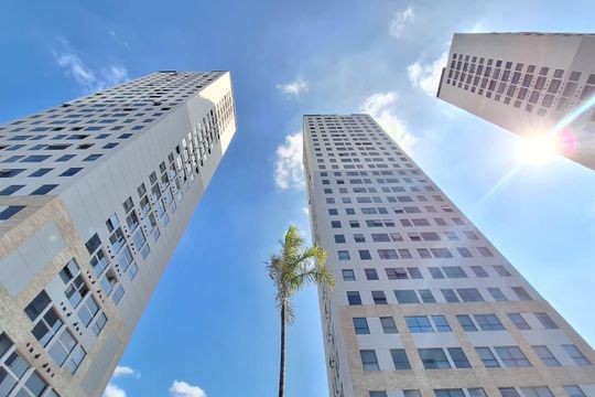 Apartamento mobiliado com 3 quartos, varanda, academia e piscina no condomínio. Ideal para compra. — Área comum