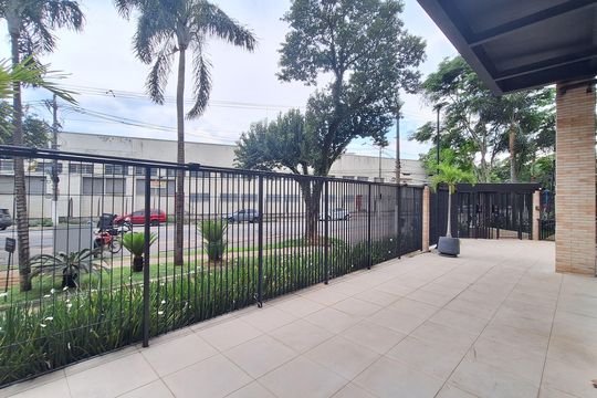 Apartamento mobiliado com 3 quartos, varanda, academia e piscina no condomínio. Ideal para compra. — Área comum