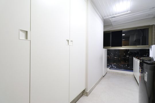 Apartamento mobiliado com 3 quartos, varanda, academia e piscina no condomínio. Ideal para compra. — Área de Serviço