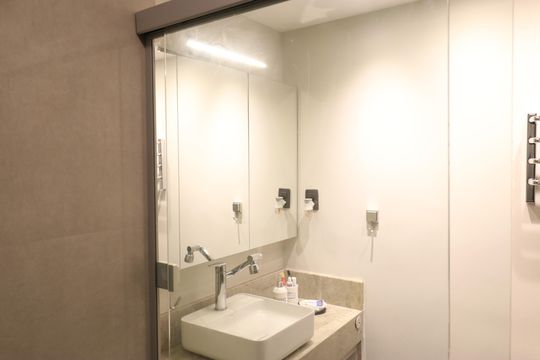 Apartamento mobiliado com 3 quartos, varanda, academia e piscina no condomínio. Ideal para compra. — Banheiro da Suíte