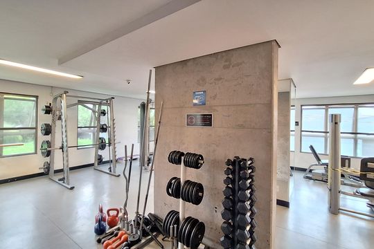 Apartamento mobiliado com 3 quartos, varanda, academia e piscina no condomínio. Ideal para compra. — Academia
