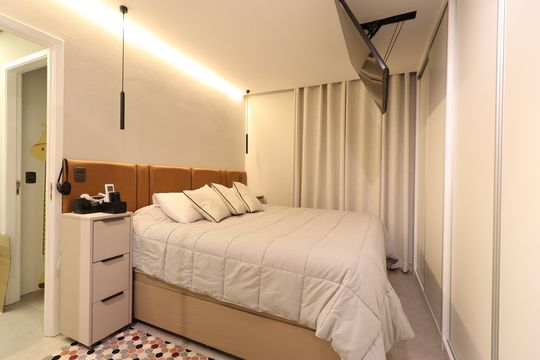 Apartamento mobiliado com 3 quartos, varanda, academia e piscina no condomínio. Ideal para compra. — Suíte