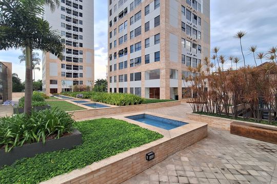 Apartamento mobiliado com 3 quartos, varanda, academia e piscina no condomínio. Ideal para compra. — Área comum