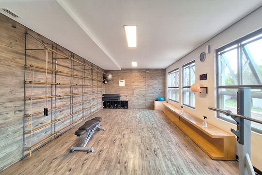 Apartamento mobiliado com 3 quartos, varanda, academia e piscina no condomínio. Ideal para compra. — Academia