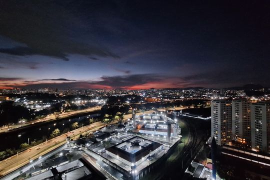 Apartamento mobiliado com 3 quartos, varanda, academia e piscina no condomínio. Ideal para compra. — Vista
