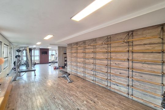 Apartamento mobiliado com 3 quartos, varanda, academia e piscina no condomínio. Ideal para compra. — Academia