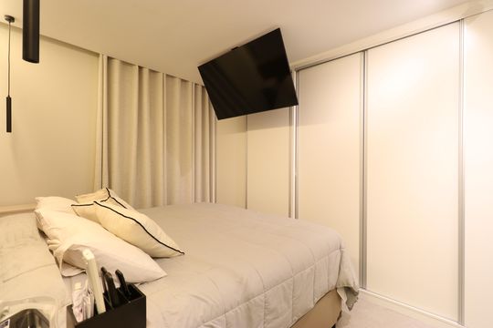 Apartamento mobiliado com 3 quartos, varanda, academia e piscina no condomínio. Ideal para compra. — Suíte