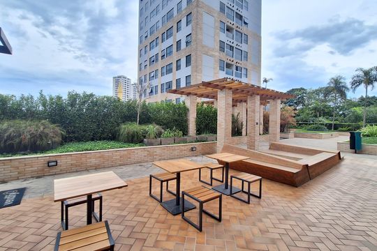 Apartamento mobiliado com 3 quartos, varanda, academia e piscina no condomínio. Ideal para compra. — Área comum