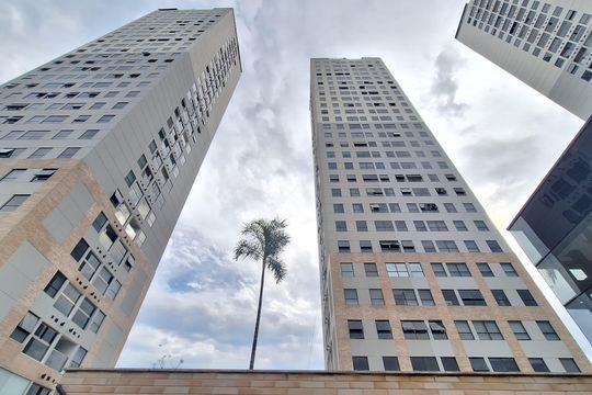 Apartamento mobiliado com 3 quartos, varanda, academia e piscina no condomínio. Ideal para compra. — Área comum