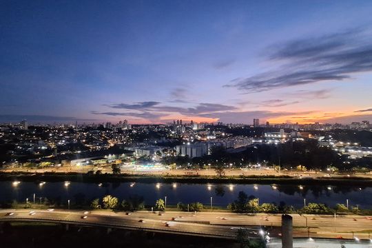 Apartamento mobiliado com 3 quartos, varanda, academia e piscina no condomínio. Ideal para compra. — Vista