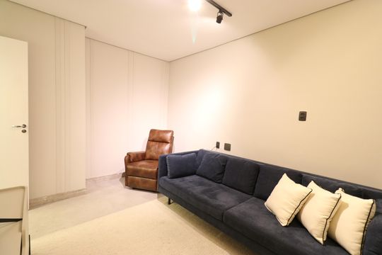 Apartamento mobiliado com 3 quartos, varanda, academia e piscina no condomínio. Ideal para compra. — Quarto 1