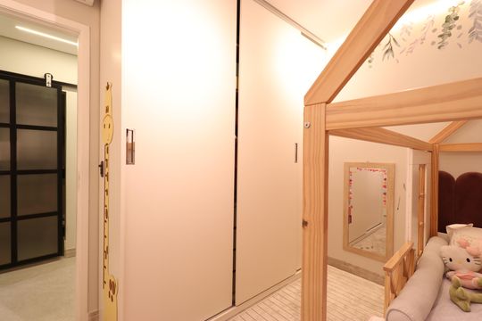 Apartamento mobiliado com 3 quartos, varanda, academia e piscina no condomínio. Ideal para compra. — Quarto 2