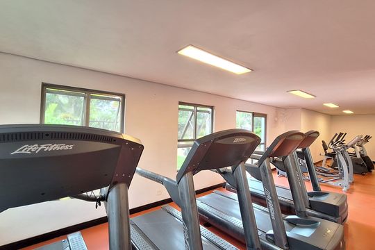 Apartamento mobiliado com 3 quartos, varanda, academia e piscina no condomínio. Ideal para compra. — Academia