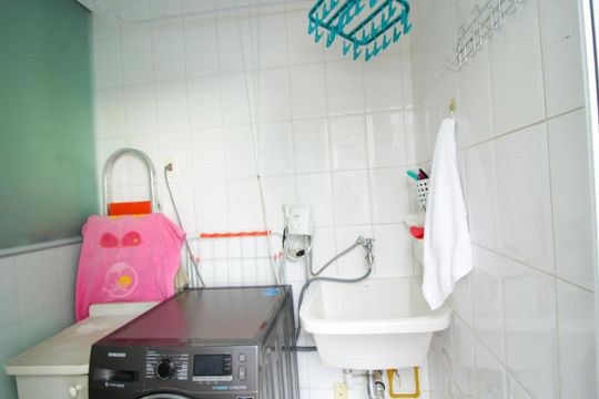 Venda de apartamento mobiliado na Vila Leopoldina com 2 quartos e piscina no condomínio. — Área de Serviço