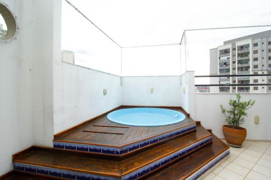 Venda de apartamento mobiliado na Vila Leopoldina com 2 quartos e piscina no condomínio. — Piscina