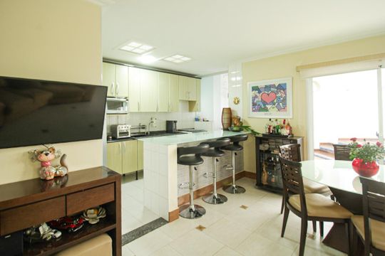 Venda de apartamento mobiliado na Vila Leopoldina com 2 quartos e piscina no condomínio. — Sala