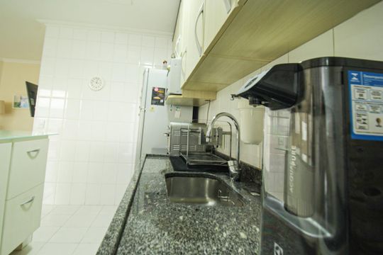 Venda de apartamento mobiliado na Vila Leopoldina com 2 quartos e piscina no condomínio. — Cozinha