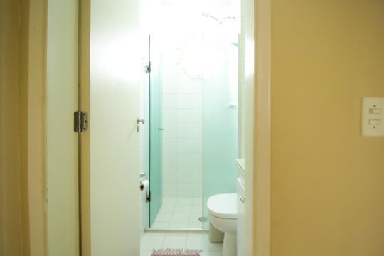 Venda de apartamento mobiliado na Vila Leopoldina com 2 quartos e piscina no condomínio. — Banheiro Social