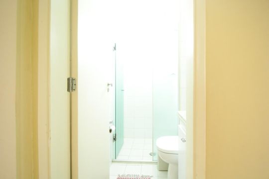 Venda de apartamento mobiliado na Vila Leopoldina com 2 quartos e piscina no condomínio. — Banheiro Social
