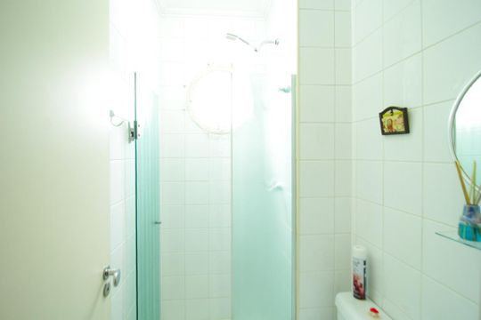 Venda de apartamento mobiliado na Vila Leopoldina com 2 quartos e piscina no condomínio. — Banheiro Social