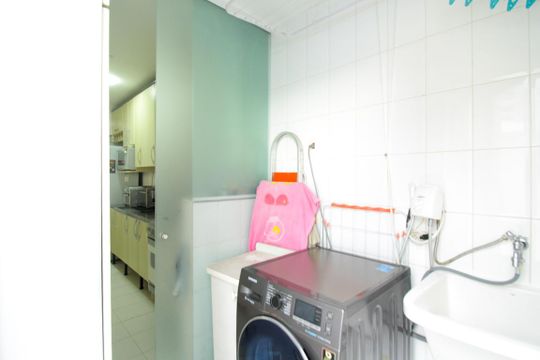 Venda de apartamento mobiliado na Vila Leopoldina com 2 quartos e piscina no condomínio. — Área de Serviço