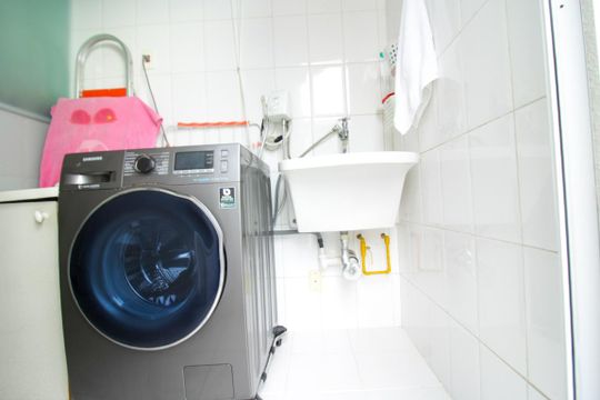 Venda de apartamento mobiliado na Vila Leopoldina com 2 quartos e piscina no condomínio. — Área de Serviço