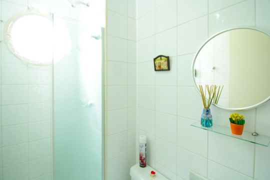 Venda de apartamento mobiliado na Vila Leopoldina com 2 quartos e piscina no condomínio. — Banheiro Social