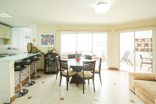 Venda de apartamento mobiliado na Vila Leopoldina com 2 quartos e piscina no condomínio. — Sala