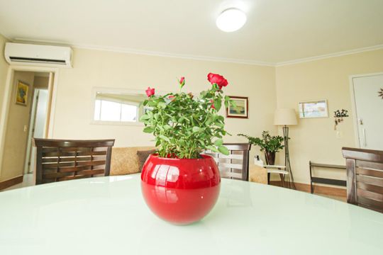 Venda de apartamento mobiliado na Vila Leopoldina com 2 quartos e piscina no condomínio. — Sala