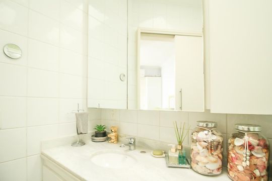 Venda de apartamento mobiliado na Vila Leopoldina com 2 quartos e piscina no condomínio. — Banheiro da Suíte