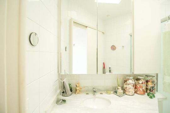 Venda de apartamento mobiliado na Vila Leopoldina com 2 quartos e piscina no condomínio. — Banheiro da Suíte