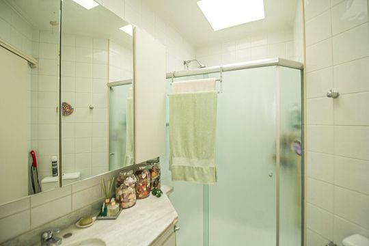 Venda de apartamento mobiliado na Vila Leopoldina com 2 quartos e piscina no condomínio. — Banheiro da Suíte