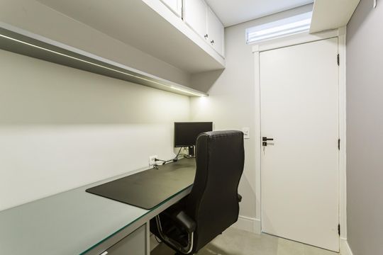 Compra apartamento mobiliado no Itaim Bibi, 2 quartos. — Escritório
