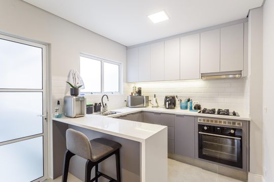 Compra apartamento mobiliado no Itaim Bibi, 2 quartos. — Cozinha