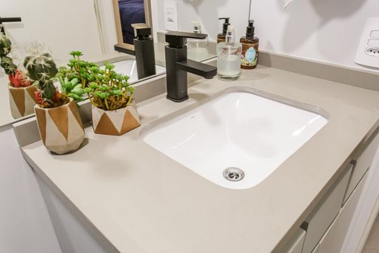 Compra apartamento mobiliado no Itaim Bibi, 2 quartos. — Banheiro Social