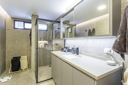 Compra apartamento mobiliado no Itaim Bibi, 2 quartos. — Banheiro da Suíte