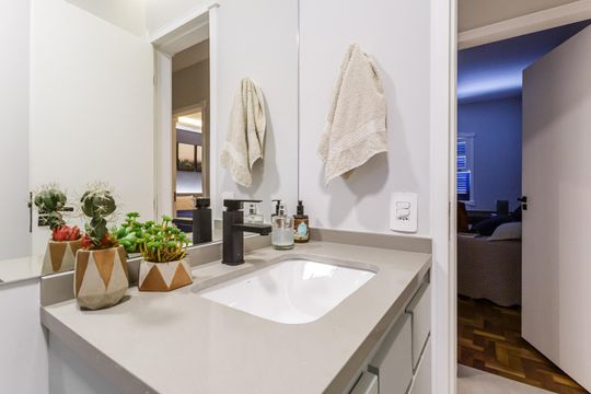 Compra apartamento mobiliado no Itaim Bibi, 2 quartos. — Banheiro Social